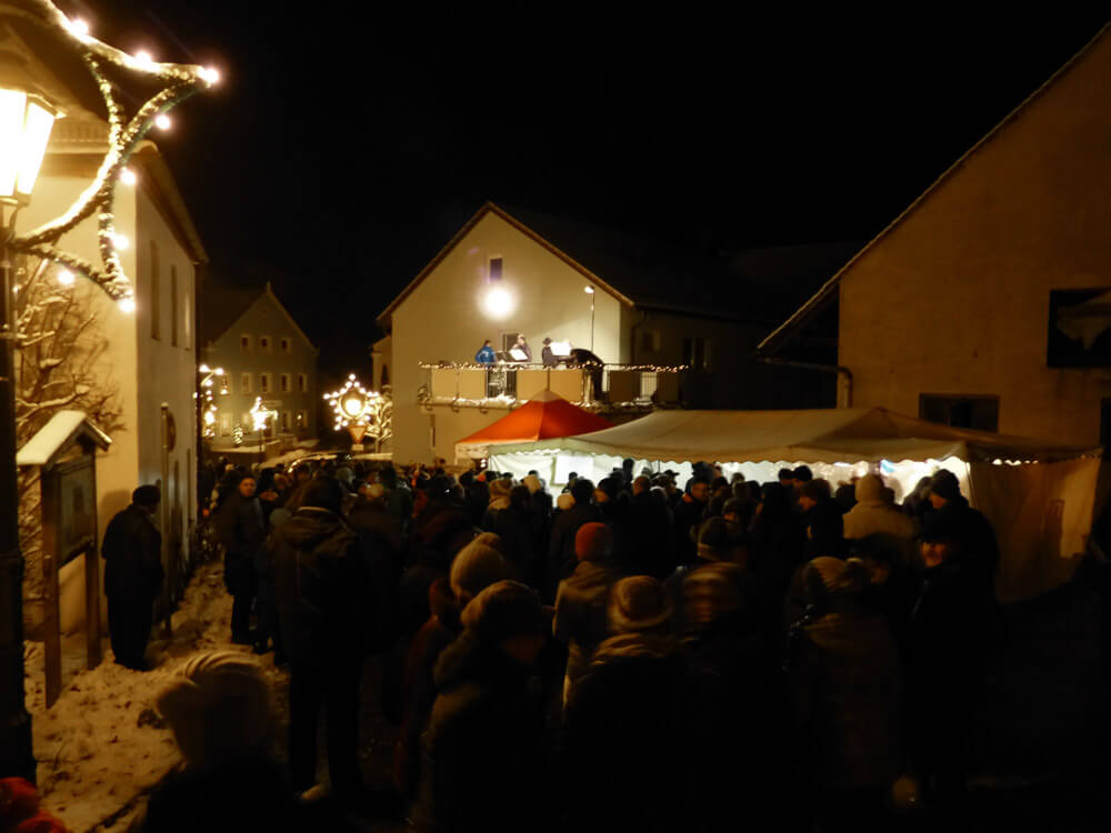 Begegnung unter dem Weihnachtsbaum: Gelebte Tradition in Nennslingen