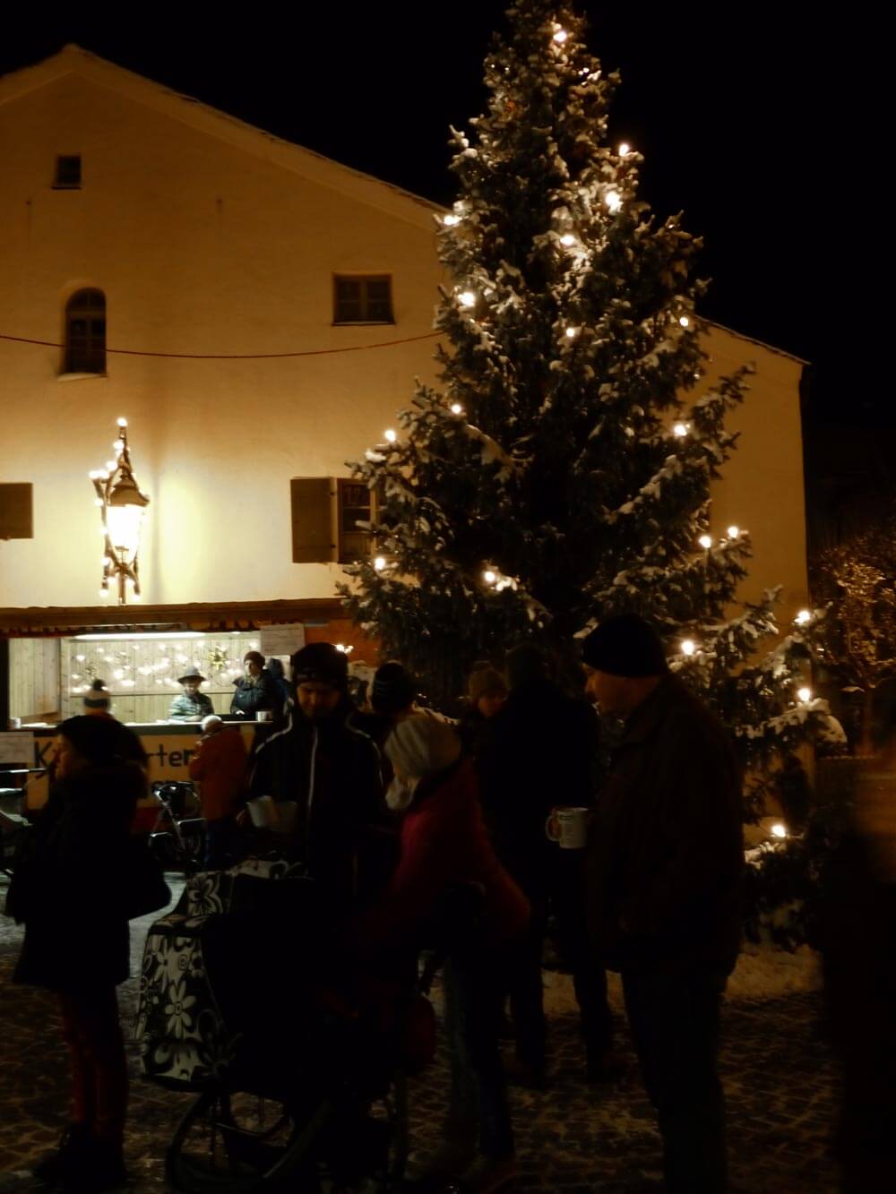 Begegnung unter dem Weihnachtsbaum: Gelebte Tradition in Nennslingen