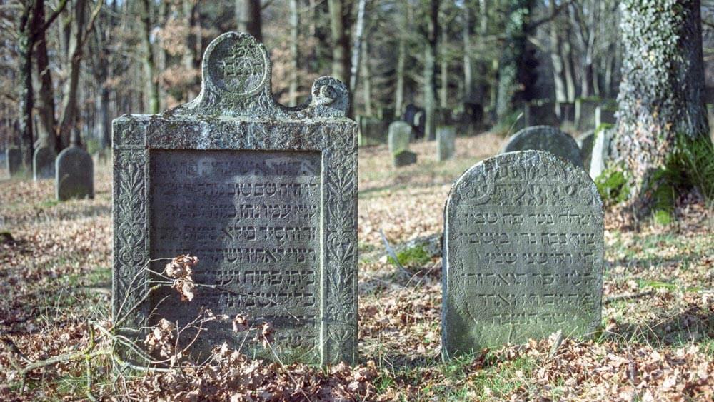 Zwei Grabstein auf dem jüdischen Friedhof in Bechhofen.